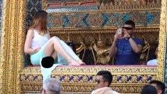 ฉาวอีกแล้ว! ฝรั่งสาวปีนระเบียงวัดพระแก้ว โพสต์ท่าหอยโผล่ให้เพื่อนถ่าย ไม่สนใจป้ายห้าม