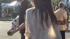 เหมาะไหม? สาวนุ่งซีทรูเล่นสงกรานต์ ยิ่งเปียกยิ่งเห็นชัด