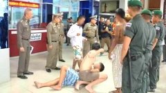 สงกรานต์เลือดอีก!! จับนมแฟนตู?? คุมตัวโจ๋รุมกระทืบ ข้้อหาร่วมกันทำร้ายผู้อื่นจนได้รับบาดเจ็บสาหัส เหตุโมโหแฟนถูกจับนม