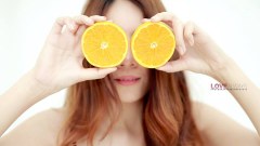 ชาวเนตจวกยับ!! เพจหนึ่งโพสต์ 2 นางแบบโพสท่าสยิว นั่งแหกขาฉีกทุเรียน ละเลงขยี้แตงโม เหมือนโพสเพื่อฆ่านางแบบ
