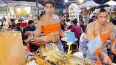 แรดกว่าผู้หญิง อีกนะเรา❗.. 😅 ณ ที่ สถานีมีหอย
