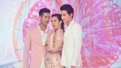 แซ่บตัวแม่!! คริส หอวัง อาบน้ำโชว์กลางห้าง จัดเต็มชุดซีทรูรัดรูป โชว์แผ่นหลัง