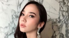 แซ่บตัวแม่!! “อั้ม พัชราภา” ซุปตาร์เมืองไทย นุ่งสั้น อวดขาเรียว ขาวโบ๊ะ