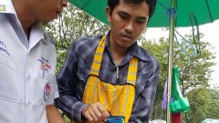 พ่อค้าขายน้ำอ้อยถูกเครื่องบดอ้อยหนีบมือเละ