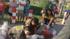 เกิดเหตุสลดยามเช้า หนุ่มน้อยกำลังขับรถไปโรงเรียน เกิดอุบัติเหตุ ถูกรถบรรทุกทับศีรษะ ดับสยองคาที่!!