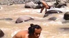 หนุ่มหาปลาอยู่ในลำธาร จู่ๆ เกิดเหตุไม่คาดฝัน ร้องลั่นจนน้ำตาแตก (ชมคลิป)
