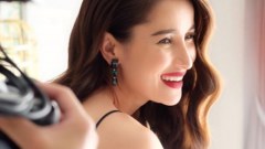 แม่มาเองส่องลุคสุดเซ็กซี่ แอน ทองประสม ผ่าหน้า เปิดหลัง อวดความขาว