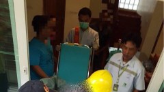 สาวพลัดตกระเบียงบ้าน เหล็กเสียบคารั้ว โอดครวญร้องให้เพื่อนบ้านช่วย!