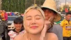 "ดีเจโซดา" จัดเต็ม โนบราเล่นน้ำ เสื้อแหวกลึก แซ่บสุดๆ (ชมคลิป)