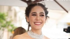 คุณแม่สุดปัง “ชมพู่ ” สวมสร้อยเพชร 184 กะรัต ทีวีช่องดังฝรั่งเศสบุกสัมภาษณ์ถึงห้องพัก (คลิป)