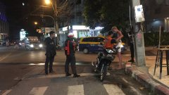 เล่นเอาวุ่นต่างชาติแก้ผ้าโชว์กลางสามแยกพัทยา