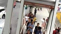ส่องภาพ นักร้องดัง บนรถไฟฟ้า ชาวเน็ตแห่โฟกัสชุด ไม่แน่จริงไม่กล้าใส่นะเนี่ย