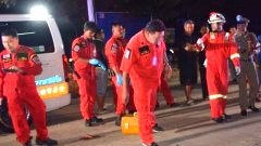 สุดสลด!หนุ่มวัย 19 ปี ขี่รถจยย.ชนแท่งบาริเออร์ ไถลโดนรถพ่วง 18 ล้อ ถูกเหยียบดับสยอง