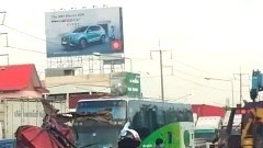ระทึก! รถพ่วง 24 ล้อบรรทุกเหล็ก เสียหลักพุ่งข้ามเกาะกลางถนนชนประสานงากับรถที่วิ่งสวนมารวม 4 คัน