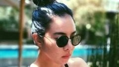 "คริส หอวัง" โชว์หุ่นเอ๊กซ์เซ็กซี่ ใส่บิกินี่นอนอาบแดด !!