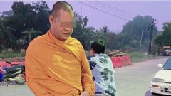 สาวแต่งชุดสุดสยิว ใส่บาตรไม่แคร์ผ้าเหลือง