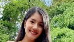 เมื่อลูกทุ่งหมอลำชื่อดัง แพรวพราว แสงทอง อวดท้อง น้องนาริตะ ที่อยู่ในครรภ์ ด้วยชุดว่ายน้ำสีเหลืองสด
