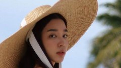 ยอมชุดนาง!! "โม มนชนก" กับชุดเดินเล่นริมทะเล ยิ่งมองยิ่งน่ารักปนความเซ็กซี่