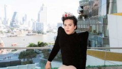 ส่องดี ๆ เอ๊ะ.. ไม่เหมือนในกระจกนี่นา ชาวเน็ตที่จับโป๊ะได้ พี่เอที่โพสท่าอยู่กับพี่เอในกระจกใช่คนเดียวกันหรือเปล่า ? ซึ่งพี่เอก็รีบมาตอบทันควันว่า "ตาดีเชียว เป็นแฝดมุตากับมุนินทร์"5555#พี่เอ