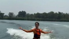 "แต้ว" โชว์ลีลาเล่นเวกบอร์ด แต่ชาวเน็ตไปโฟกัสที่ชุดเต็มๆ