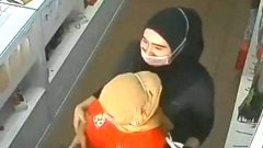 หนุ่มหื่น ชักว้าวโชว์ ไม่มีใครสนใจ วิ่งบุกเข้ามาในร้าน ทำสาวแตกกระจาย