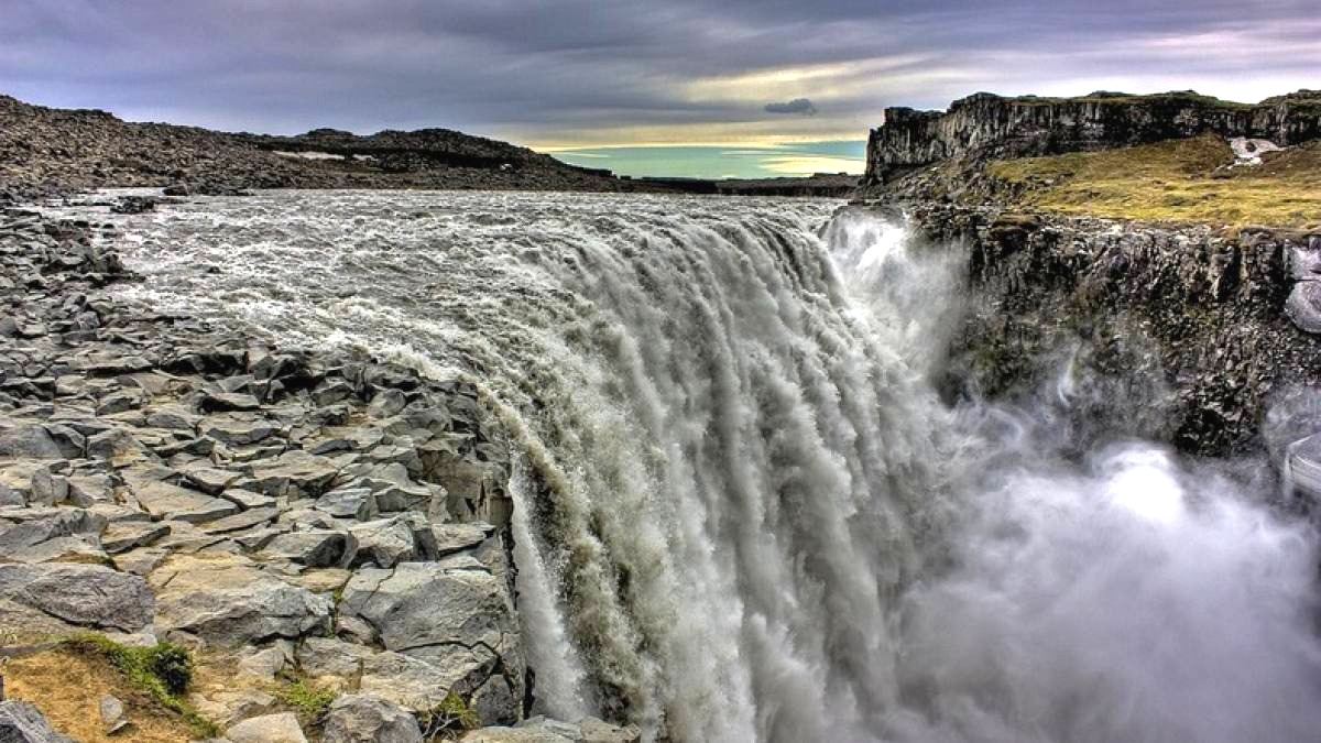 Река самый большой водопад. Водопад Dettifoss, Исландия. Исландский водопад Деттифосс. Деттифосс-самый большой водопад в Европе. Водопад Деттифосс Исландия фото.