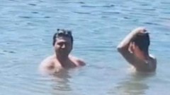 2 หนุ่มเล่นน้ำ อยู่ๆอีกคนดำน้ำลงไปนานมาก เขาทำไรกัน?