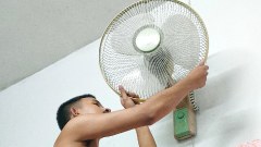 เรียกช่างมาซ่อมพัดลม ซ่อมไม่เสร็จสักที เอาไงดีคะ