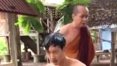 ซูมหนักมาก หนุ่มเตรียมบวช ถอดเสื้อ เหลือแต่กางเกงแบบนี้