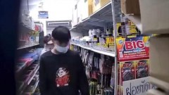 สภาพ! "วัยรุ่นติดดมกาว" อาศัยจังหวะแอบขโมยกาว ยัดใส่ในกางเกง