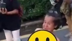 ป้าเป้า โชว์กายกรรม ถอดหมด กระดกขาตีลังกา แหกกลางถนน (คลิป)