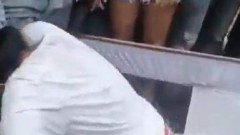 ไว้อาลัย! สาวนักเต้นระบำ โยกกีถูไถ แนบหน้าผู้เสียชีวิต คนเชียร์เพียบ