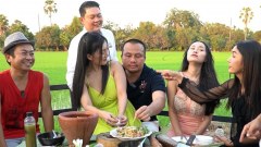 สึกแล้วเอาให้สุด!! ทิดสมปอง ควง 3 สาว จับนั่งตัก