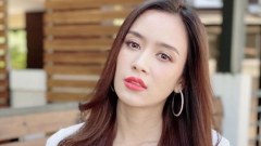 "เบนซ์ ปุณยาพร" ยกเท้าพาดหน้ารถ ชาวเน็ตจวก "อย่าลบหลู่แม่ย่านาง"