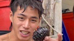 "โป้ง-ปั้น" แฝดสุดหล่อ โชว์กินหอยเม่นตัวใหญ่ ดูวนจนเพลิน