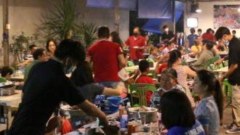 แซ่บมาก!! "ร้านหมูกระทะ" จ้างเด็กเสิร์ฟ ถอดเสื้อ โชว์กล้ามแน่น เรียกลูกค้า