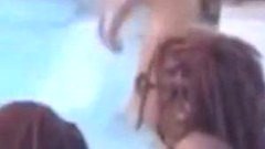 ทำได้ไง?? สาวว่ายน้ำอยู่ดีๆ พอเดินขึ้นมา คนมองกันทั้งสระ