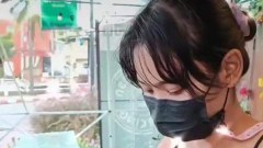 ลูกค้าเพียบ!! สาวขายสุกกี้ห่อผัก ใส่ชุดแหวก หนุ่มๆแห่ต่อคิวซื้อ