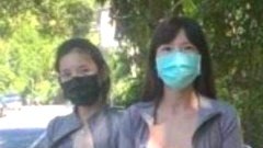 โอ้พระเจ้า!! 2 สาวชาวจีน ยืนขายถั่วริมถนน มองกันตาไม่กระพริบเลย