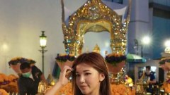 โอ้โห!!! "เสี่ยว ปุย ยี่" ใส่ชุดแบบนี้ มาไหว้ "ศาลพระพรหม"