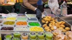 "น้องมด" แม่ค้าน้ำเต้าหู้-ปาท่องโก๋สุดเซ็กซี่ แห่งตลาดพระแท่น ขวัญใจลูกค้าหนุ่มๆ