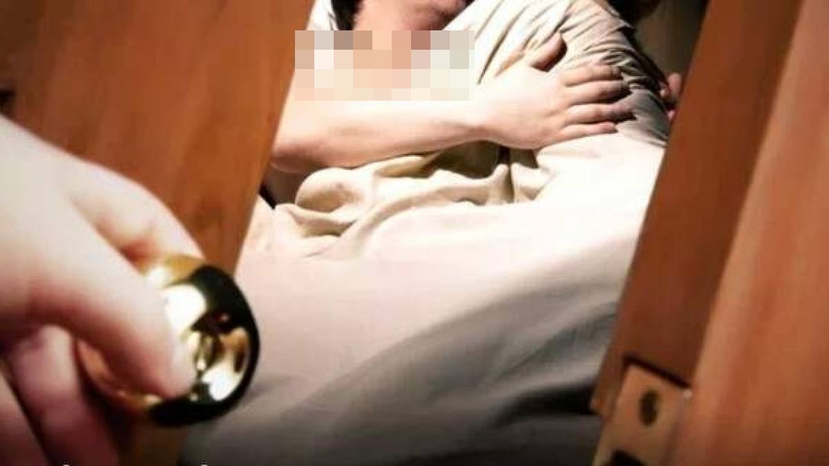 Изменяет жене с ее дочерью. Дочь увела мужа. Мужчина изменяет. Изменяет жене с ее дочерью. Женщина изменяет.