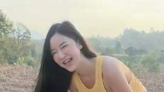 สาวใส่กางเกงแบบนี้ เล่นกับน้องหมา เห็นแว๊บแรกตกใจมาก!!