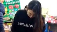 พ่อค้าหัวใสจ้างสาวสวย มาแก้ผ้าเรียกลูกค้า