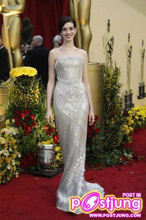 2. แอน แฮทธาเวย์ ในชุดของ Armani Prive