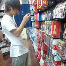 มาดูหนุ่มๆเลือกหนังโป๊แล้วมีอารมณ์ในร้านกัน