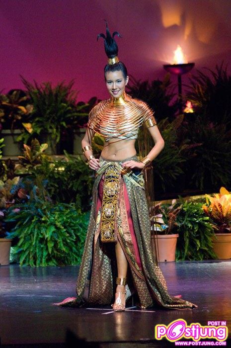 ส่วนชุดนี้ คนใส่นำเสนอให้ดุเด่นมากที่สุด