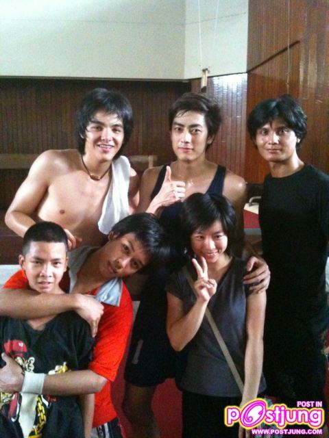 น่ารัก...คนซ้ายนะ