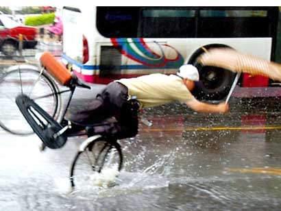 ฝนตกถนนลื่นโปรดระวัง