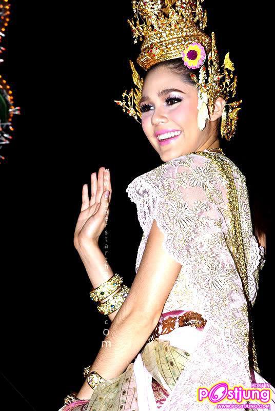 ใส่ชุดไทย